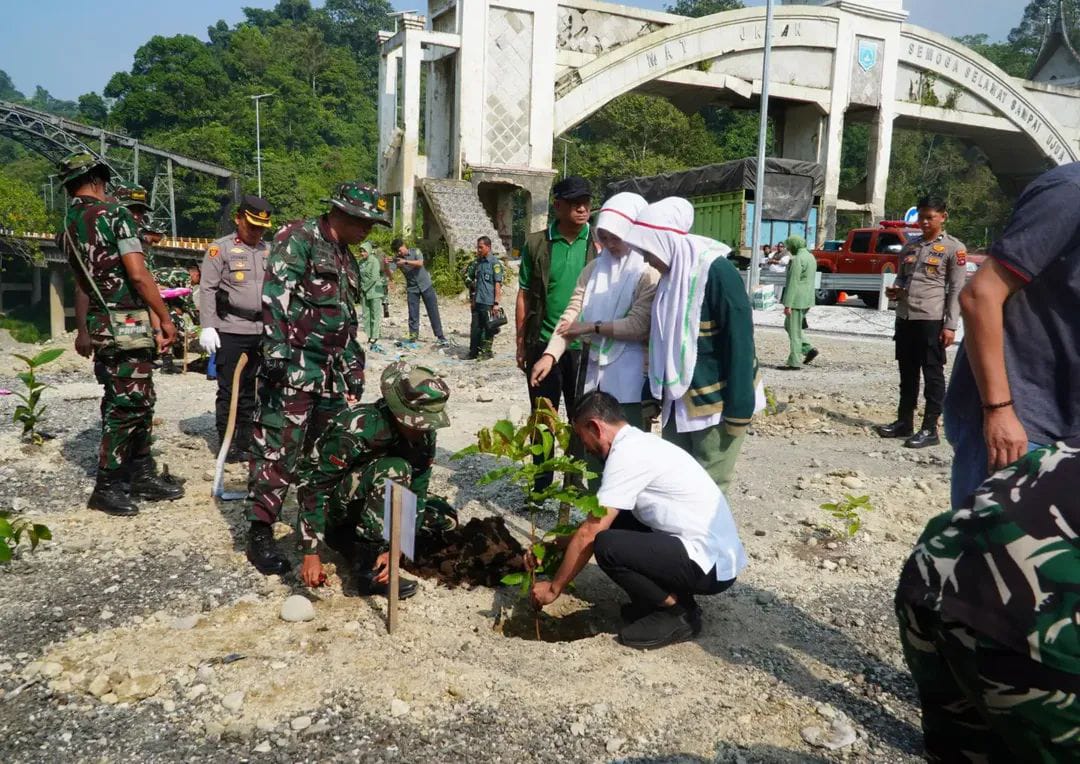 Suasana penanaman pohon di bekas galodo Jembatan Kembar Silaing Bawah Kota Padang Panjang.